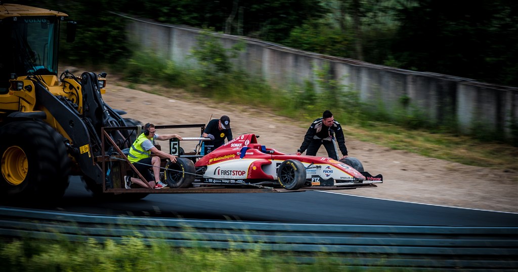 Casper Pilgaard gearkasse gav op i den trykkende varme
(Foto: Renault Formel 4 DK)
